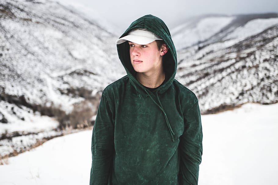 persone, uomo, giacca, berretto, freddo, inverno, la neve, bianca, montagna, temperatura fredda, una persona, capi di abbigliamento, attività di svago, vestiti caldi, natura, concentrarsi sulle conoscenze acquisite, in piedi, cappuccio - abbigliamento, ritratto, giorno, cappuccio, analizzare, cercare, guardare, persone reali, stili di vita, all'aperto, 5K