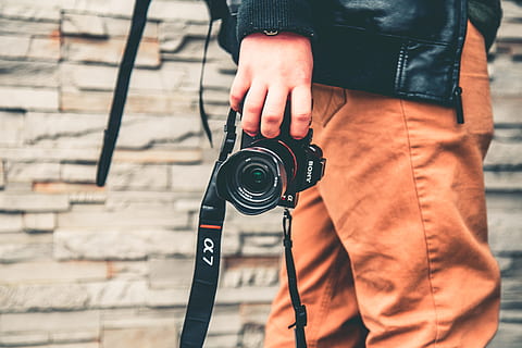 Sony, alfa, sony alpha, aparat foto, fotograf, fotografie, mers, obiectiv, imagine, a7, masculin, om, persoană, oameni, oameni adevărați, o persoana, fotografii tematice, haine casual, permanent, deținere, midsection, aparat de fotografiat - echipament fotografic, stiluri de viață, tehnologie, să se concentreze asupra primelor elemente, Activitatea de agrement, activitate, echipament fotografic, ocupaţie, partea corpului uman, Sesiuni foto, camera digitala, mână, camera digitală cu o singură lentilă reflexă, Slr camera, 5K, CC0, domeniu public, fără drepturi de autor