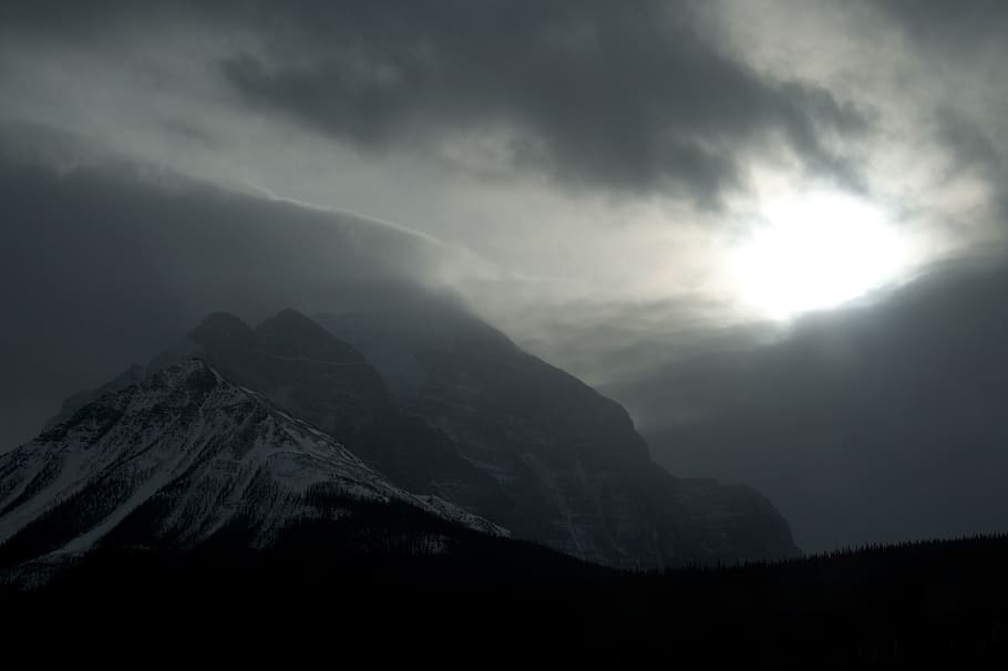 banff, Canadà, núvols, tempesta, rundle, cel, temps, canviant d'humor, fosc, presentació, sol, muntanyes, muntanya, bellesa a la natura, escenics - natura, escena tranquil·la, núvol - cel, tranquil·litat, naturalesa, Serra, escena no urbana, cap gent, medi ambient, idíl·lic, paisatge, remot, silueta, dia, raig de sol, a l'aire lliure, cim de muntanya, formació, 4K
