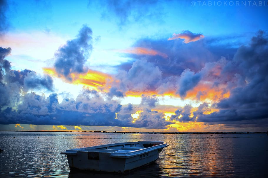 Blau, Weiß, Orange, Himmel, Sonnenuntergang, hinterleuchtet, Boot, hell, Wolken, Dämmerung, Natur, Ozean, Reflexion, Meer, Sommer-, Sonne, Wasser, Wasserfahrzeug, wolke - himmel, Szenen - Natur, Schönheit in der Natur, Transport, Transportmittel, Ruhe, ruhige Szene, keine Leute, Ufergegend, See, festgemacht, orange Farbe, draußen, Ruderboot, 5K