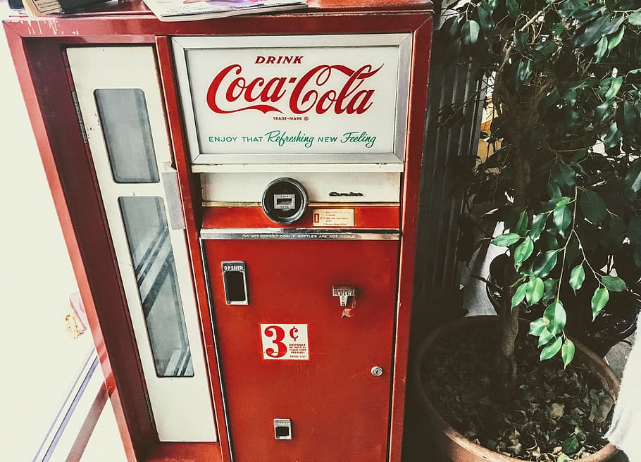 vermell, blanc, màquina expenedora de coca-cola, coca-cola, màquina, mobilechallenge, expenedor automàtic, vintage, text, cap gent, comunicació, accidents i desastres, dia, seguretat, guió occidental, a l'aire lliure, naturalesa, primer pla, recàrrega, generació de combustible i energia, signe, bomba del combustible, control, protecció, script no occidental, guió, 4K