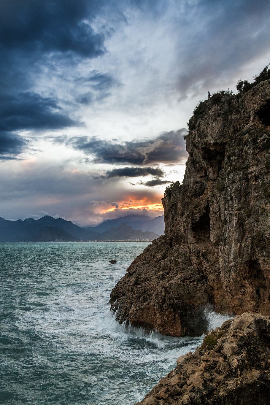 negre, formació de roca, cos, aigua, penya-segat, núvol, muntanya, rock, mar, oceà, onada, Riba, irregulars, costaner, posta de sol, a l'aire lliure, rocós, paisatge marí, cel, paisatge, guai, Serra, escuma, núvol - cel, bellesa a la natura, escenics - natura, rock - object, sòlid, escena tranquil·la, tranquil·litat, naturalesa, terra, escena no urbana, platja, cap gent, formació, 4K