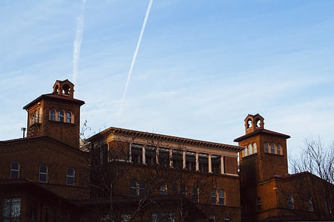 architektura, wieża, budynek, wieża zegarowa, iglica, wieża kościelna, niebo, niebieski, Natura, zegar, wieża kontroli, śródmieście, Miasto, miejski, kopuła, dzwonnica, transport, naczynie, skuter wodny, zbudowana struktura, na zewnątrz budynku, niski kąt widzenia, chmura - niebo, żadnych ludzi, dzień, przeszłość, historia, ślad pary, okno, miejsce kultu, na dworze, religia, reprezentacja, cele podróży, 5K, CC0, domena publiczna, darmowe zdjęcia