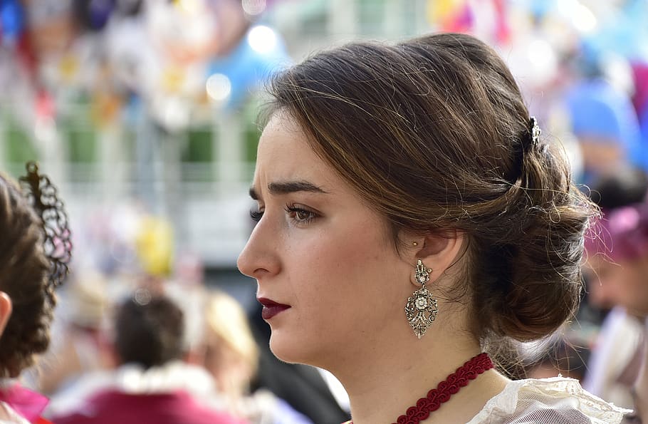 folklore, devoció, flors, pilar, Saragossa, celebració, esdeveniment, tirada al cap, centrar-se en primer pla, una persona, retrat, joieria, mirant, persones incidentals, adult jove, adult, dones, bellesa, mirant cap a fora, arracada, cabell castany, pentinat, primer pla, dona guapa, moda, a l'aire lliure, Festival, vista del perfil, 5K