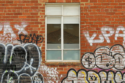 fereastră închisă, graffiti, mural, artă, pictură, perete, cărămidă, fereastră, maieu, îmbrăcăminte, haine, decoratiune interioara, ședință, container de vopsea, desen, schiță, perdea, astronaut, obturator, viola, violă, zid de cărămidă, construită, arhitectură, exteriorul clădirii, montare pe perete, nici o persoana, creativitate, clădire, artă și sculptură, zi, arta stradală, în aer liber, text, sticlă - material, reprezentare, rama ferestrei, 5K, CC0, domeniu public, fără drepturi de autor