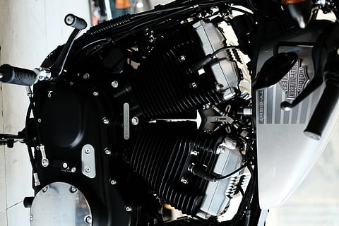 macchina, il motore, motore, veicolo, motociclo, mezzi di trasporto, capi di abbigliamento, casco, abbigliamento, arte, moto, Harley Davidson, turbina, rotore, bobina, spirale, turbina eolica, luce, faro, freno, tecnologia, avvicinamento, nessuno, in casa, macchinario, metallo, natura morta, modo di trasporto, attrezzatura, colore nero, temi fotografici, in stile retrò, concentrarsi sulle conoscenze acquisite, parte della macchina, veicolo terrestre, cultura artistica e intrattenimento, 5K, CC0, dominio pubblico, privo di copyright