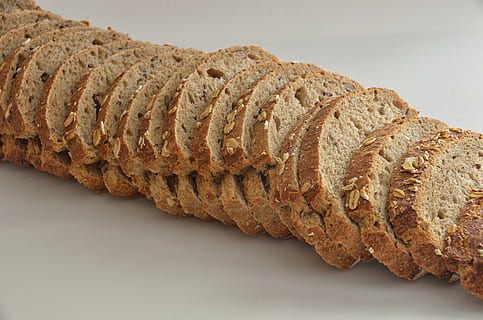 affettato, pane, bianca, superficie, cottura al forno, cereale, avvicinamento, delizioso, cibo, fatti in casa, pagnotta, nutrizione, Pasticcino, segale, fetta, Grano, totale, in casa, girato in studio, cibo e bevande, al forno, natura morta, nessuno, freschezza, pronto a mangiare, Marrone, sfondo bianco, benessere, singolo oggetto, mangiare sano, tavolo, pagnotta di pane, indulgenza, porzioni, dieta, tentazione, 4K, CC0, dominio pubblico, privo di copyright