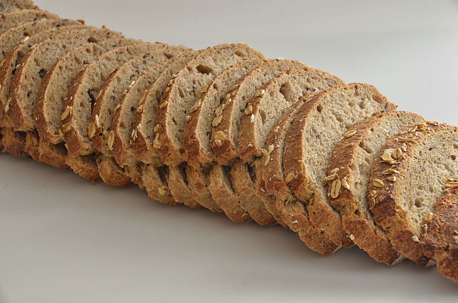 rodanxes, pa, blanc, superfície, cocció, cereal, primer pla, deliciós, menjar, casolà, nutrició, pastisseria, sègol, tall, blat, sencer, a l'interior, tir de l'estudi, menjar i beguda, al forn, natura morta, cap gent, frescor, llest per menjar, marró, fons blanc, benestar, sol objecte, alimentació saludable, taula, llesca de pa, indulgència, mida de la porció, fer dieta, temptació, 4K