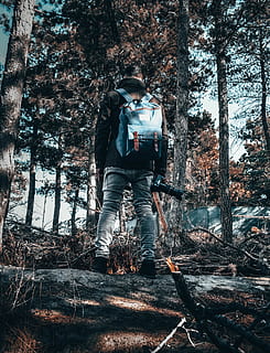 muž, nošení, šedá, kalhoty, stojící, vedle, stromy, batoh, Fotoaparát, denní světlo, životní prostředí, les, krajina, osoba, mít na sobě, strom, rostlina, plná délka, jedna osoba, přistát, skutečných lidí, Příroda, volnočasové aktivity, životního stylu, kmen stromu, den, růst, kufr, neformální oblečení, venku, čelní pohled, teplé oblečení, 5K