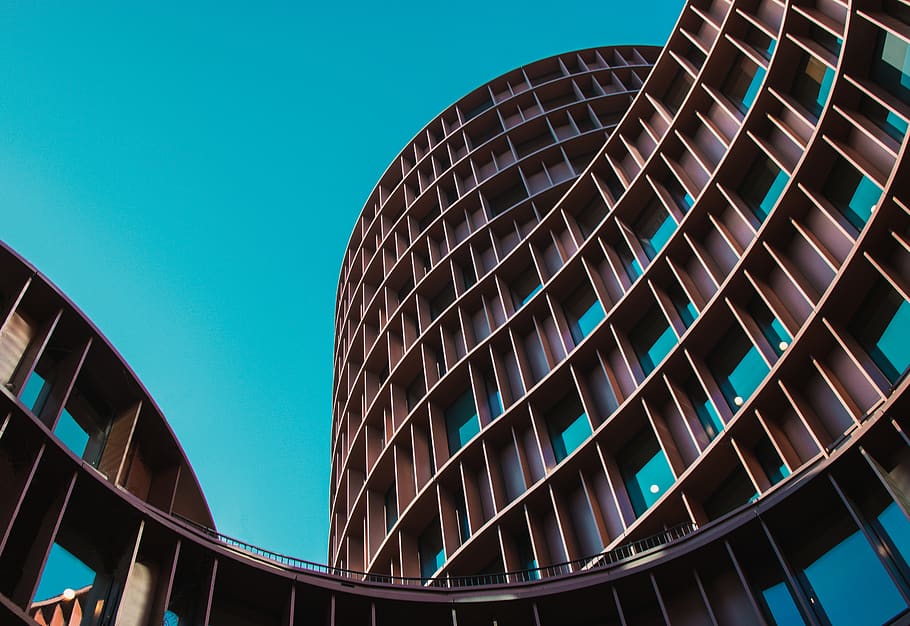 estructura d’edificis marrons, arquitectura, edifici, cúpula, edifici d'oficines, urbà, ciutat, planetari, torre, cel, arquitectura futurista, arquitectura bonica, línies capdavanteres, corbes, línies, cel aquàtic, blau, arquitectura moderna, futurista, Copenhaguen, aqua, exterior de l'edifici, estructura construïda, vista d’angle baix, exterior d’edifici d’oficines, modern, cel clar, oficina, naturalesa, dia, cap gent, vidre - material, patró, a l'aire lliure, gratacels, reflexió, 5K
