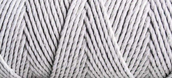 lukket bilde, grå, tekstil, svart og hvit, nærbilde, mønster, string, garn, full ramme, strukturert, bakgrunn, ingen folk, ull, tau, dag, stor gruppe gjenstander, utendørs, høy vinkel visning, styrke, natur, menneskeskapte, stilleben, kompleksitet, mykhet, 4K, CC0, offentlig domene, opphavsrett gratis