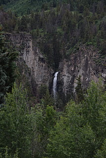 cascades, mig, muntanya, penya-segat, la llum del dia, medi ambient, bosc, herba, paisatge, muntanyes, naturalesa, roques, escènic, turisme, arbres, aigua, boscos, planta, arbre, escenics - natura, bellesa a la natura, terra, cascada, cap gent, escena no urbana, moviment, color verd, dia, escena tranquil·la, exposició llarga, tranquil·litat, creixement, a l'aire lliure, aigua que flueix, que flueix, poder a la natura, formació, 4K, CC0, domini públic, lliure de regalies
