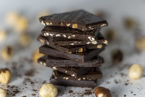 chocolates, Comida, comida e bebida, fechar-se, dentro de casa, ninguém, foco seletivo, mesa, comida doce, chocolate, pilha, ainda vida, tiro do estúdio, frescura, indulgência, monte, natureza, metal, tentação, grande grupo de objetos, alimentação pouco saudável, prateado colorido, 5K, CC0, domínio público, royalty free
