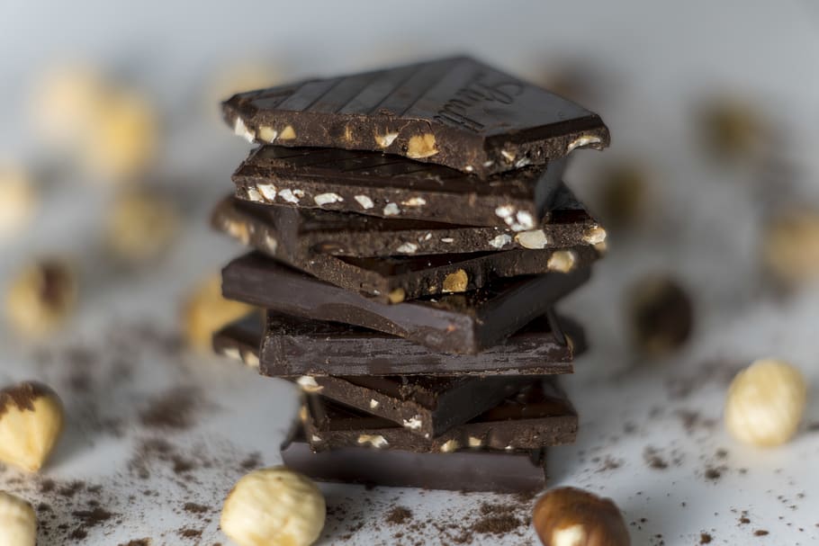 chocolates, Comida, comida e bebida, fechar-se, dentro de casa, ninguém, foco seletivo, mesa, comida doce, chocolate, pilha, ainda vida, tiro do estúdio, frescura, indulgência, monte, natureza, metal, tentação, grande grupo de objetos, alimentação pouco saudável, prateado colorido, 5K