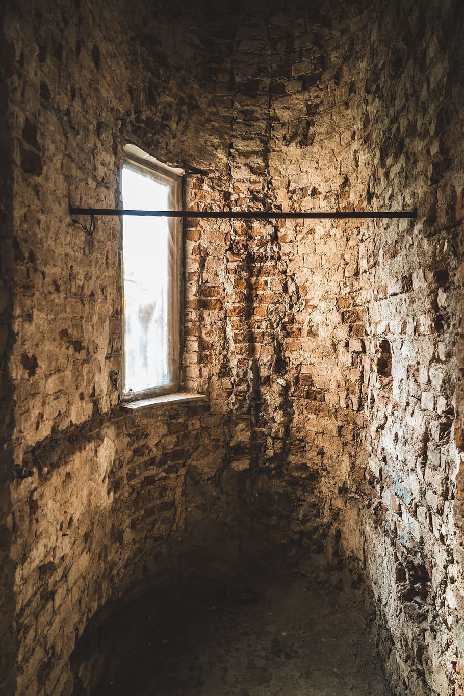 llum, reflectint, marró, paret, vidriera, abandonat, arquitectura, paret de maó, maons, la llum del dia, buit, a l'interior, endins, estret, habitació, finestra, vell, estructura construïda, edifici, cap gent, funció de construcció de parets, dia, espatllat, obsoleta, aixafar, resistent, deteriorament, declivi, casa, maó, paret de pedra, 5K