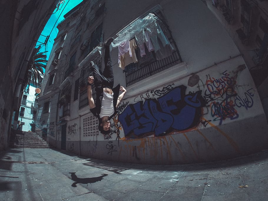 home, actuant, backflip, casa, persona, humà, gent, edifici, algeria, annaba, carreró, carrer, graffiti, ombra, invertit, carretera, urbà, ciutat, electrònica, consola, emblema, parkour, longitud completa, arquitectura, una persona, persones reals, estructura construïda, exterior de l'edifici, adult jove, dia, activitat d'oci, a l'aire, roba casual, estils de vida, dones joves, dones, creativitat, art i artesania, a l'aire lliure, 4K