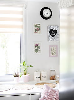 des pots, vitre, blanc, en bois, cabinet, confortable, contemporain, à l'intérieur, intérieur, design d'intérieur, bocaux, cuisine, moderne, les plantes, pièce, intérieur de la maison, la fenêtre, personne, l'horloge, journée, plante en pot, plante, temps, chambre domestique, meubles, la nature, absence, intérieur de vitrine, construction de murs, conception, table, maison, décoration, 4K, CC0, domaine public, libre de droits