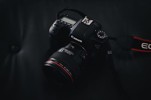 Elektronik, Kamera, Digitalkamera, Kameraobjektiv, Videokamera, Foto, Fotografie, Gurt, Objektivkappe, Hardware-, Nabe, Adapter, Computer, pc, Laptop, Bildschirm, Anzeige, Monitor, Desktop, Kassettenspieler, Fotografie-Themen, Kamera - Fotoausrüstung, Technologie, Fotoausrüstung, drinnen, Nahansicht, schwarze Farbe, Objektiv - optisches Instrument, Studioaufnahme, keine Leute, schwarzer Hintergrund, Spiegelreflexkamera, Fokus auf den Vordergrund, Linse - Auge, Nummer, Text, Aktivität, 5K, CC0, gemeinfrei, lizenzfrei