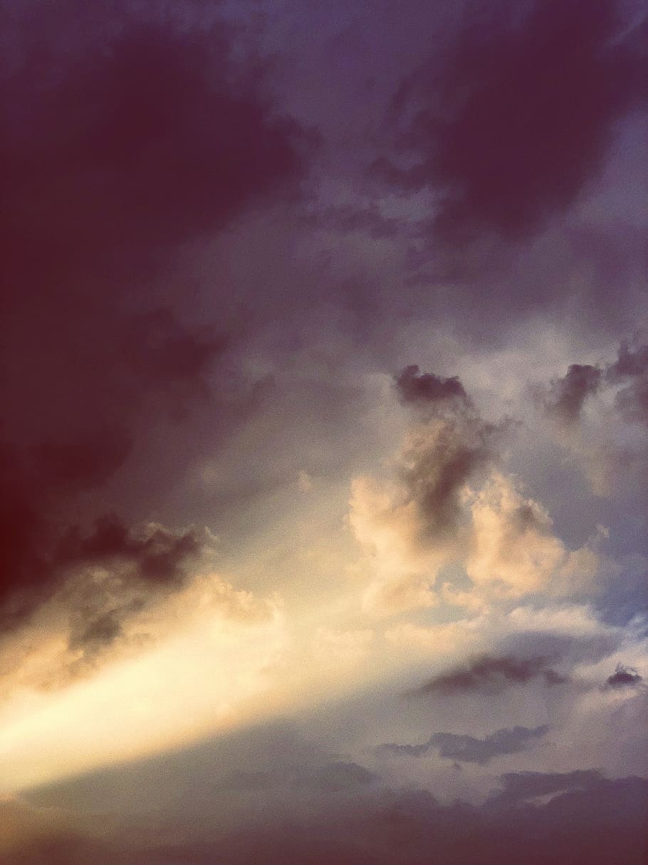 núvol, sunray, sol, raig, llum, cel, fons de pantalla, núvol - cel, bellesa a la natura, escenics - natura, tranquil·litat, escena tranquil·la, posta de sol, vista d’angle baix, naturalesa, cap gent, idíl·lic, cel dramàtic, a l'aire lliure, fons, cloudscape, vespre, tempesta, marc complet, meteorologia, 4K