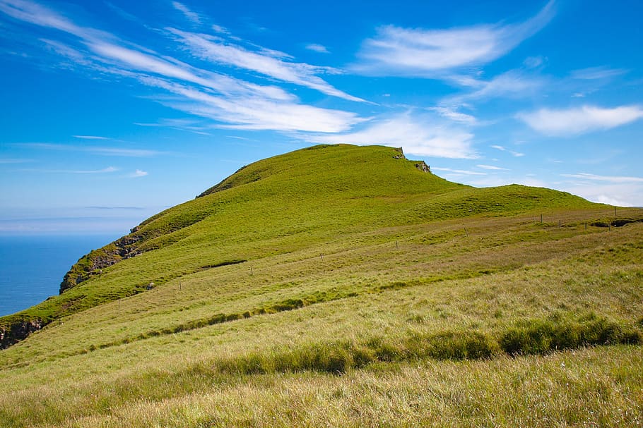 cel, herba, paisatge, núvols, panoràmica, a l'aire lliure, safata, Illes Faroe, escenics - natura, bellesa a la natura, medi ambient, planta, terra, escena tranquil·la, tranquil·litat, color verd, naturalesa, escena no urbana, mar, aigua, núvol - cel, cap gent, muntanya, blau, cim de muntanya, 4K