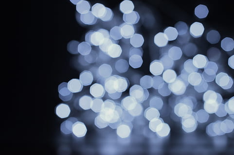 bokeh, sløring, sløret, belyst, nat, glødende, cirkel, lys - naturligt fænomen, geometrisk form, ingen mennesker, mønster, belysningsudstyr, form, lys, linseflare, udendørs, elektrisk lys, baggrunde, abstrakt, jul, fest, design, sort baggrund, 5K, CC0, offentligt domæne, royaltyfrie