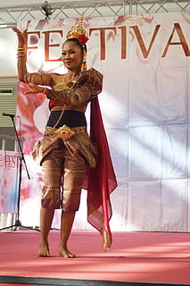 danseuse orientale, une personne, vue de face, toute la longueur, Vrais gens, bonheur, souriant, modes de vie, regarder la caméra, émotion, la communication, Vêtements, texte, permanent, portrait, en portant, femmes, Activité de loisir, les femelles, belle femme, 5K, CC0, domaine public, libre de droits