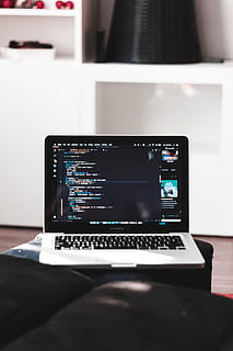 MacBook Pro activat, tecnologia, tecnologia sense fils, comunicació, connexió, dispositiu d’informació portàtil, taula, telèfon intel·ligent, portàtil, ordinador, a l'interior, pantalla, telèfon mòbil, centrar-se en primer pla, cap gent, pantalla del dispositiu, primer pla, mobles, equips de telecomunicacions, modern, natura morta, 5K, CC0, domini públic, lliure de regalies