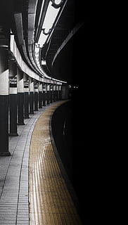 fotografia en escala de grisos, tren ferroviari, túnel, plataforma, llum, columna, pilar, pista de tren, subterrani, metro, edifici, arquitectura, estació de tren, urbà, ciutat, Brooklyn, Manhattan, nova York, ny, nyc, new york, nou, transport, escena urbana, punt de fuga, perspectiva decreixent, estació del metro, fosc, cap gent, modern, vida de ciutat, carrer, a l'interior, futurista, buit, estació, estructura construïda, trànsit, mode de transport, velocitat, llum - fenomen natural, viatjar, nit, passadís, tren de metro, 5K, CC0, domini públic, lliure de regalies
