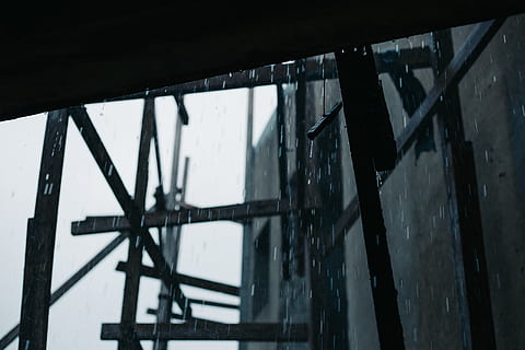 schwarze Metallgerüste, Gebäude, die Architektur, Fenster, Konstruktion, Holz, Dachfenster, Backstein, Bürogebäude, Licht, Fackel, Gerüst, Silhouette, an einem Faden hängen, Wolken, Regen, abgelegen, einsam, Wasser tropft, Tröpfchen, nass, gebaute Struktur, keine Leute, Tag, Flachwinkelansicht, draußen, Metall, verlassen, Verbindung, Fokus auf den Vordergrund, Holz - Material, alt, beschädigt, Brücke, heruntergewirtschaftet, Natur, Nahansicht, Träger, 5K, CC0, gemeinfrei, lizenzfrei