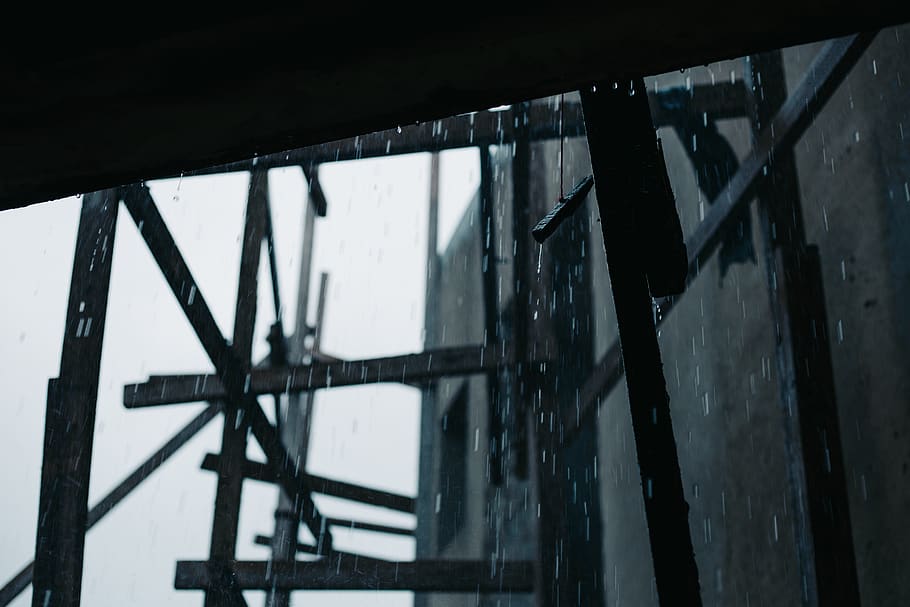 schwarze Metallgerüste, Gebäude, die Architektur, Fenster, Konstruktion, Holz, Dachfenster, Backstein, Bürogebäude, Licht, Fackel, Gerüst, Silhouette, an einem Faden hängen, Wolken, Regen, abgelegen, einsam, Wasser tropft, Tröpfchen, nass, gebaute Struktur, keine Leute, Tag, Flachwinkelansicht, draußen, Metall, verlassen, Verbindung, Fokus auf den Vordergrund, Holz - Material, alt, beschädigt, Brücke, heruntergewirtschaftet, Natur, Nahansicht, Träger, 5K