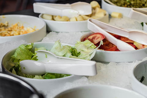 tre vita klipp, skål, maträtt, mat, måltid, het potten, tallrik, krukmakeri, burk, flora, mynta, växt, planter, vas, krukväxt, örter, blad, mat och dryck, vegetabiliska, friskhet, välbefinnande, äta nyttigt, köksredskap, närbild, inget folk, inomhus, selektiv fokusering, sallad, hushållsutrustning, äta redskap, fortfarande liv, sked, porslin, 5K, CC0, offentligt domän, royaltyfria