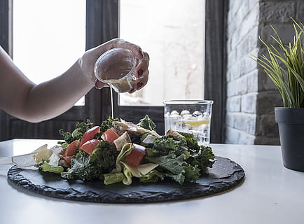 persona, abocament, immersió, amanida de verdures, aperitiu, cuina, deliciós, dieta, sopar, menjar sa, epicure, menjar, fotografia de menjar, fresc, mà, saludable, enciam, dinar, planta, placa, aboqui, restaurant, amanida, guarniment per a amanides, salsa, saborós, verdures, una persona, menjar i beguda, taula, frescor, mà humana, celebració, a l'interior, estils de vida, persones reals, vidre, alimentació saludable, dones, adult, dia, part del cos humà, vegetals, 5K, CC0, domini públic, lliure de regalies