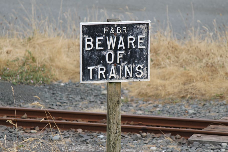 signe, advertiment, vés amb compte, tren, seguretat, pal senyal, símbol, perill, anglès, comunicació, pista, transport per ferrocarril, text, vies del ferrocarril, guió occidental, informació, cap gent, dia, centrar-se en primer pla, signe d'informació, transport, naturalesa, terra, script no occidental, guió, orientació, a l'aire lliure, camp, grava, missatge, 4K