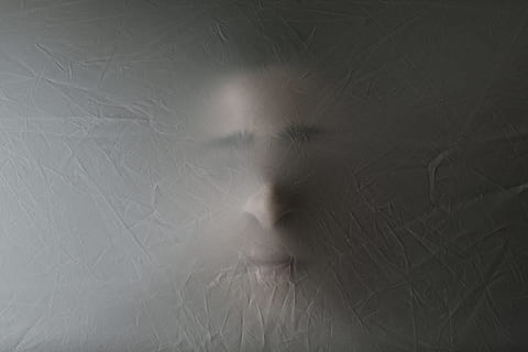 person, dækket, plast, ansigt, form, skubbe, skærm, se igennem, fantom, skræmmende, halloween, hvid, baggrunde, materiale, abstrakt, mønster, tekstureret, ark, kulisse, ru, rynket, tæt på, krøllet, tekstureret effekt, mode, makro, ingen mennesker, 4K, CC0, offentligt domæne, royaltyfrie
