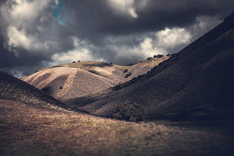 braun, Berg, dramatisch, Wolken, tagsüber, Natur, draußen, Plateau, Santa Maria, Vereinigte Staaten, Landschaft, Hügel, wolkig, Feld, Wiese, Tier, Vogel, Gebirge, Straße, Schotterstraße, wolke - himmel, Himmel, Szenen - Natur, Umgebung, Schönheit in der Natur, ruhige Szene, Ruhe, keine Leute, Land, Nicht-städtische Szene, Tag, bedeckt, Reiseziele, trockenes Klima, 8K, CC0, gemeinfrei, lizenzfrei