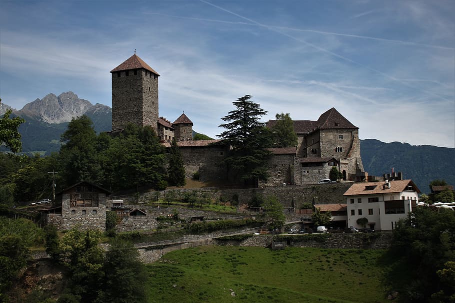 beix, castell de maó, envoltat, verd, herbes, blau, cel, arquitectura, edifici, castell, núvols, la llum del dia, herba, turó, cases, paisatge, muntanyes, cobertes, torre, arbres, estructura construïda, exterior de l'edifici, el passat, història, naturalesa, arbre, planta, vell, religió, dia, lloc de culte, cap gent, destinacions de viatge, creença, espiritualitat, a l'aire lliure, 4K