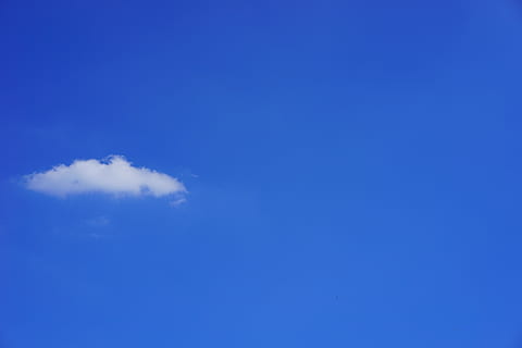 single cloud, skyer, cumulus, cumulus skyer, sommerdag, himmel, blå, solrig, solskinsdag, cumulus sky, hvid, skyer form, vejr, skyet himmel, sky - himmel, kopiere plads, skønhed i naturen, lav vinkel visning, natur, ingen mennesker, scenics - natur, ro, baggrunde, dag, rolig scene, udendørs, idyllisk, fuld ramme, hvid farve, cloudscape, meteorologi, 5K, CC0, offentligt domæne, royaltyfrie