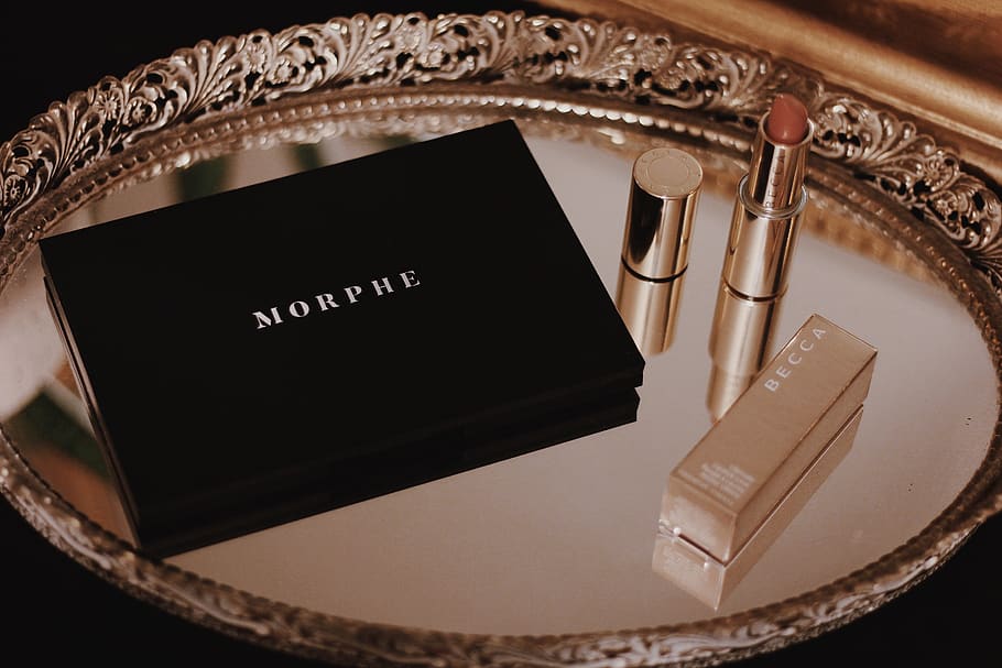 roter Lippenstift, Text, drinnen, Elektronik, Blume, blühen, Pflanze, Zubehör, Zubehörteil, Möbel, Kleidung, bekleidung, Adapter, Box, Edelstein, Schmuck, Diamant, Rose, Zimmer, Polster, Computer, keine Leute, Eleganz, Studioaufnahme, Gold, Antiquität, Veröffentlichung, Buch, farbiger Hintergrund, High Angle View, die Architektur, Nahansicht, Kunst, Kultur und Unterhaltung, Metall, silberfarben, Gesetz, goldfarben, Rahmen, Luxus, aufwendig, 2K
