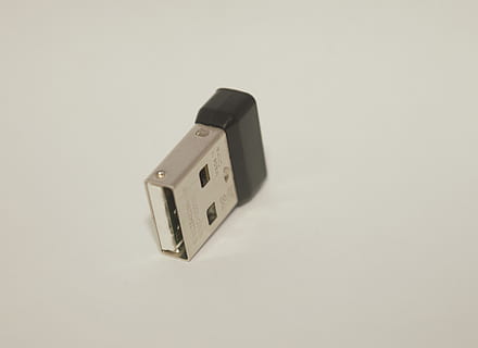 usb, clau, transmissor, fons blanc, fotografia, objecte, bluetooth, gadget, dispositiu, tecnologia, tir de l'estudi, a l'interior, connexió, còpia espai, sol objecte, cap gent, primer pla, tallar, natura morta, electricitat, vista d’angle alt, comunicació, cable, tecnologia sense fils, cable usb, seguretat, Font d'alimentació, equipament elèctric, 4K, CC0, domini públic, lliure de regalies