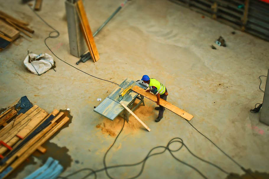 persona, tall, fusta, taula, va veure, durant el dia, construir, constructor, construcció, treballador de la construcció, indústria, feina, home, treballar, treballador, treball, vista d’angle alt, ocupació, persones reals, sòls, a l'interior, homes, industria de la construcció, una persona, material de fusta, lloc de construcció, dia, desenvolupament, desordenat, art i artesania, incomplet, 4K