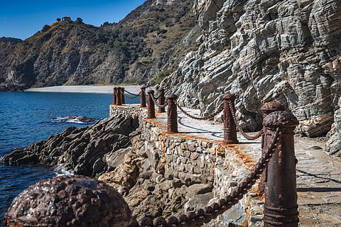 oceà, Camí, passarel·la, platja, naturalesa, vora del mar, paisatge, aigua, a l'aire lliure, caminar, Riba, retirar-se, línia de costa, descalç, viatjar, rock, sòlid, rock - object, muntanya, formació de roca, dia, arquitectura, cap gent, tranquil·litat, escenics - natura, estructura construïda, bellesa a la natura, escena tranquil·la, mar, llum solar, terra, formació, paret de pedra, 5K, CC0, domini públic, lliure de regalies