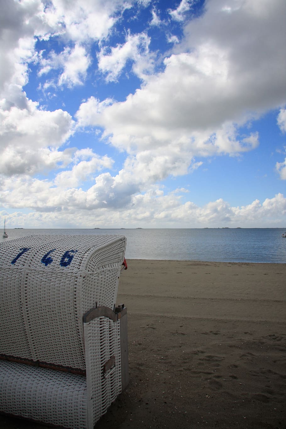 Alemania, Föhr, dramático, nubes, cielo, al aire libre, Oceano, playa, agua, silla de playa, mar, nube - cielo, tierra, horizonte, horizonte sobre el agua, arena, paisajes - naturaleza, belleza en la naturaleza, tranquilidad, escena tranquila, silla, silla de playa con capucha, naturaleza, nadie, asiento, día, lujo, 4K
