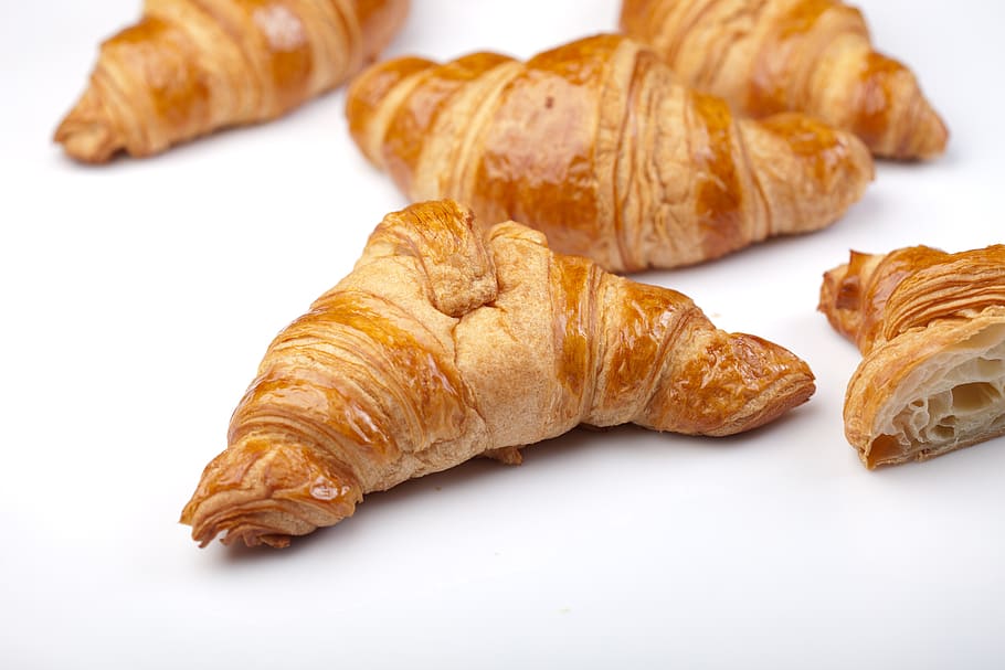 cinc croquetes, enfornar, al forn, fleca, pa, mantega, primer pla, croissants, deliciós, escamosa, menjar, pastisseria, gust, saborós, menjar i beguda, croissant, frescor, menjar francès, cap gent, a l'interior, natura morta, tir de l'estudi, centrar-se en primer pla, llest per menjar, fons blanc, tallar, esmorzar, berenar, grup d'objectes, element de pastisseria al forn, pasta de full, temptació, 5K