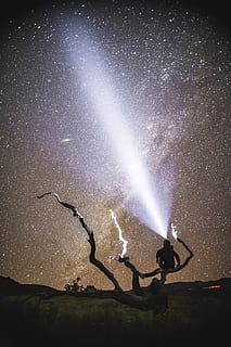 laserlicht, nacht, verlichting, buitenshuis, menselijk, persoon, natuur, licht, gloed, spotlight, LED, schuilplaats, platteland, gebouw, landelijk, menigte, architectuur, vogel, dier, toren, torenspits, echte mensen, verlicht, kunst cultuur en entertainment, hemel, ster - ruimte, mensen, land-, lange blootstelling, beweging, verlichtingsapparatuur, silhouet, levensstijlen, groep mensen, veld-, licht - natuurverschijnsel, mannen, opgeheven armen, 5K, CC0, publiek domein, royaltyvrij
