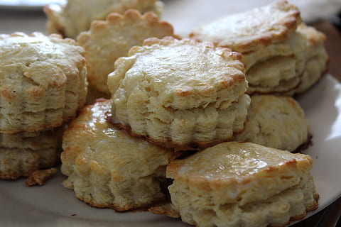 biscotti, pane, prima colazione, rustico, strati, a falde, Marrone, burroso, caldo, a smerlo, salire, splendere, cibo e bevande, cibo, freschezza, avvicinamento, in casa, pronto a mangiare, piatto, nessuno, cibo asiatico, natura morta, concentrarsi sulle conoscenze acquisite, indulgenza, cibo dolce, cibo cinese, benessere, mangiare malsano, fatti in casa, carne, spuntino, tentazione, cena, 5K, CC0, dominio pubblico, privo di copyright