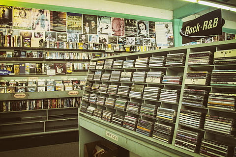 mucho cd case, estante, variación, elección, gran grupo de objetos, arreglo, abundancia, Al por menor, almacenar, adentro, orden, libro, texto, publicación, en una fila, nadie, comunicación, compras, estante para libros, biblioteca, envase, 5K, CC0, dominio público, libre de derechos