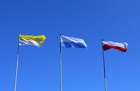 bendera, menampar, dom, kemerdekaan, angin, patriotisme, biru, lingkungan Hidup, langit, alam, tampilan sudut rendah, langit cerah, melambai, tiang, tidak ada orang, hari, menyalin ruang, merah, pilihan, kebebasan, emosi, variasi, di luar rumah, ikon nasional, 2K, CC0, domain publik, bebas royalti