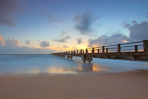 Marrone, di legno, camminare, tavola, spiaggia, ponte, nuvole, alba, luce del giorno, crepuscolo, sera, molo, paesaggio, luce, lungo, natura, oceano, all'aperto, riflessione, sabbia, mare, paesaggio marino, riva del mare, cielo, sole, tramonto, viaggio, acqua, nuvola - cielo, scenics - natura, architettura, struttura costruita, bellezza nella natura, la tranquillità, scena tranquilla, terra, nessuno, orizzonte sull'acqua, 4K, CC0, dominio pubblico, privo di copyright