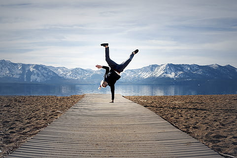 persona, uno, estar, montaña, una persona, longitud total, cielo, brazo humano, agua, belleza en la naturaleza, paisajes - naturaleza, actividad de ocio, estilos de vida, cordillera, vista trasera, gente real, lago, brazos levantados, escena tranquila, naturaleza, nube - cielo, miembro, al aire libre, parada de manos, 4K, CC0, dominio público, libre de derechos