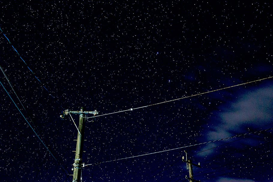 electricitat, utilitat, publicació, cables, nit, cel, estrelles, vista d’angle baix, estrella - espai, cap gent, cable, naturalesa, astronomia, estrella, camp estel·lar, espai, connexió, tecnologia, equips d’il·luminació, galàxia, línia elèctrica, a l'aire lliure, escenics - natura, bellesa a la natura, Font d'alimentació, 1080P